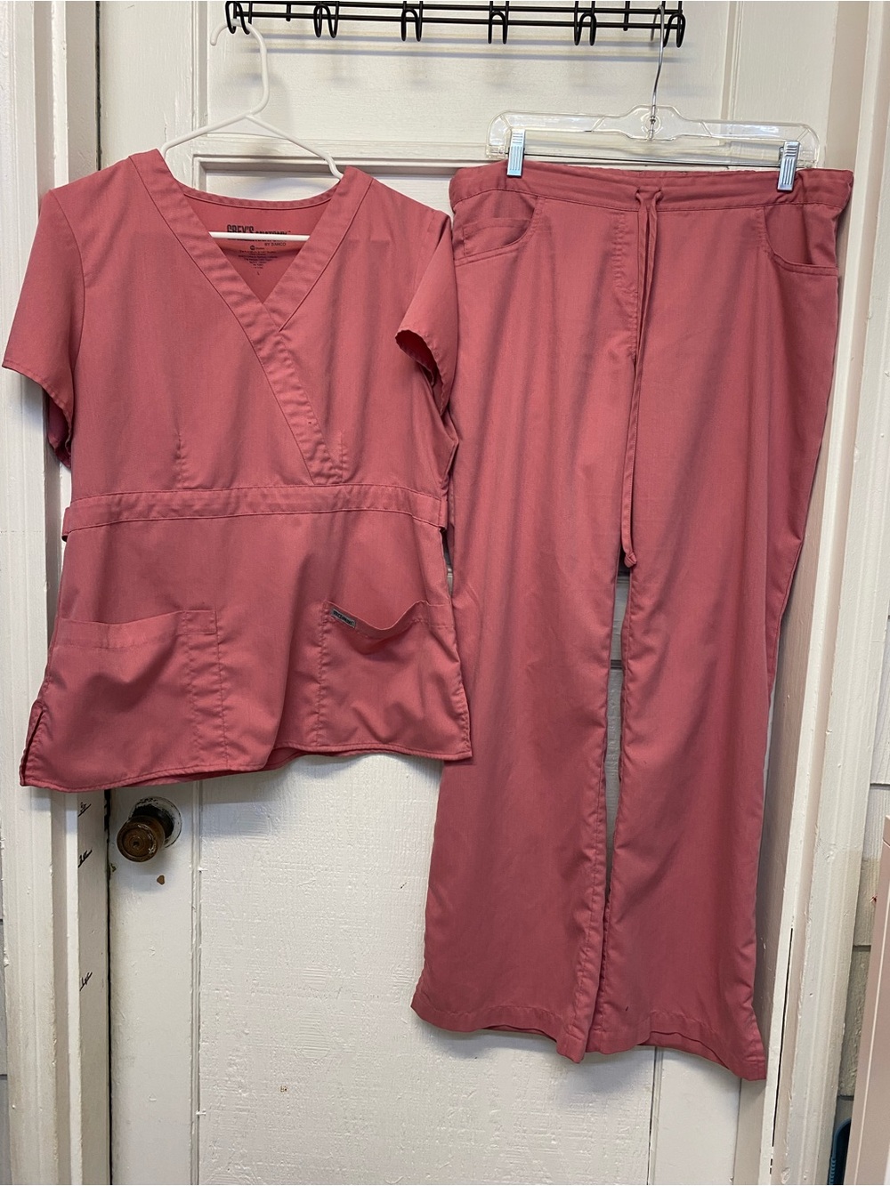 Greys anatomy women’s scrubs set top Large cargo pant medium mauve color